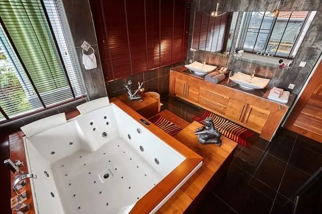 5 Bedrooms Villa
