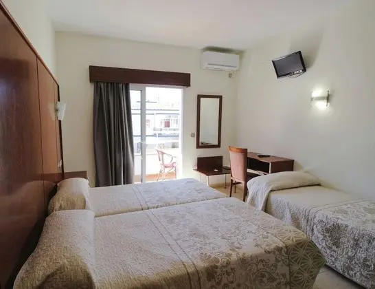 Üç Kişilik Oda