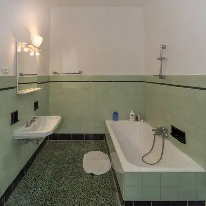 Tek Büyük Yataklı Oda, Ortak Banyo