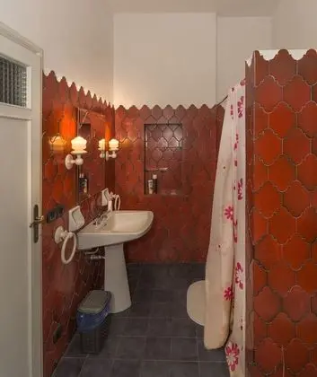 Tek Büyük Yataklı Oda, Ortak Banyo