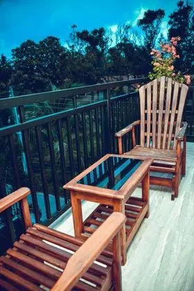 Deluxe Tek Büyük Yataklı Oda, Havuz Manzaralı, Havuz Kenarı