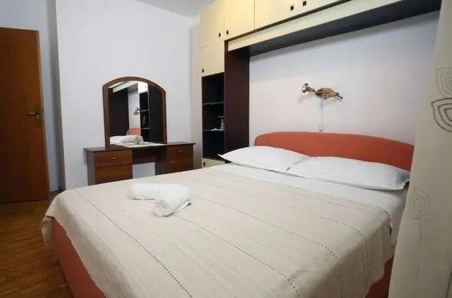 Apart Daire (Neda - perfect location & free parkin)