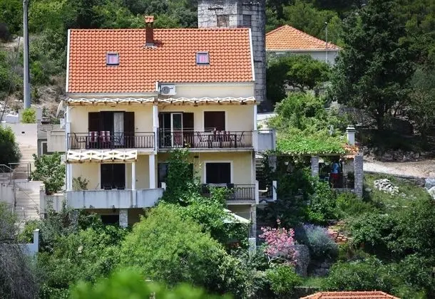 Apart Daire (Neda - perfect location & free parkin)