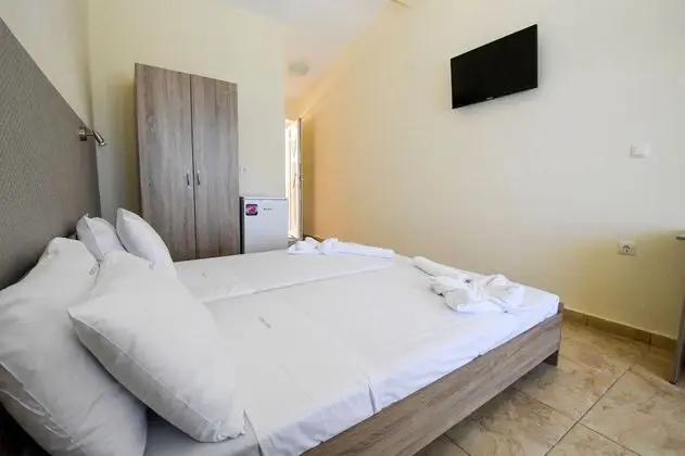 Economy Oda, Havuz Kenarı (semi-basement)