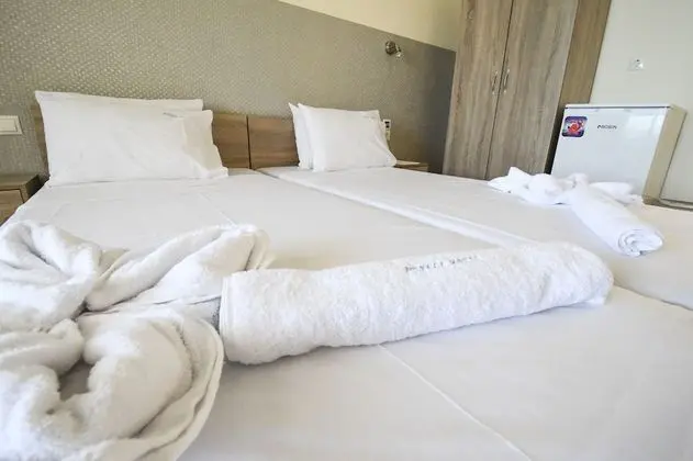 Economy Oda, Havuz Kenarı (semi-basement)