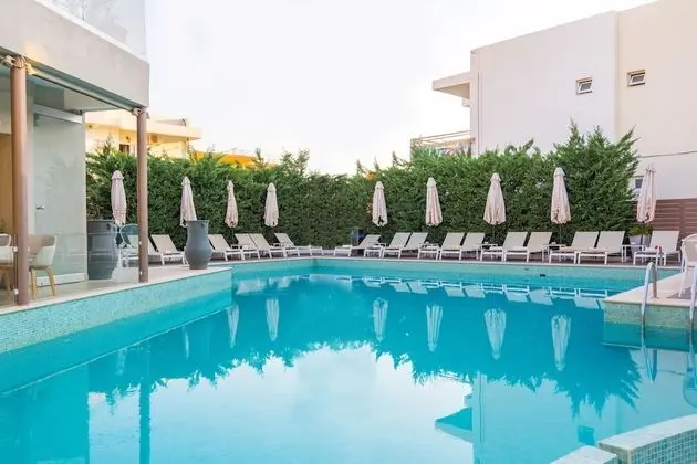 Tek Büyük veya İki Ayrı Yataklı Oda, Havuz Manzaralı
