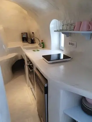 Nefeli Cave Apartment for 4
