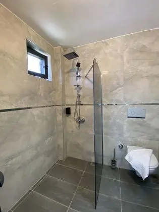 Standard Üç Kişilik Oda, Havuz Manzaralı