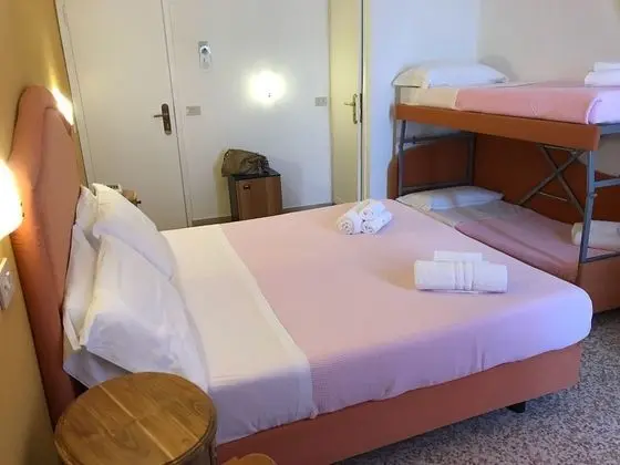 Dört Kişilik Oda, Deniz Manzaralı
