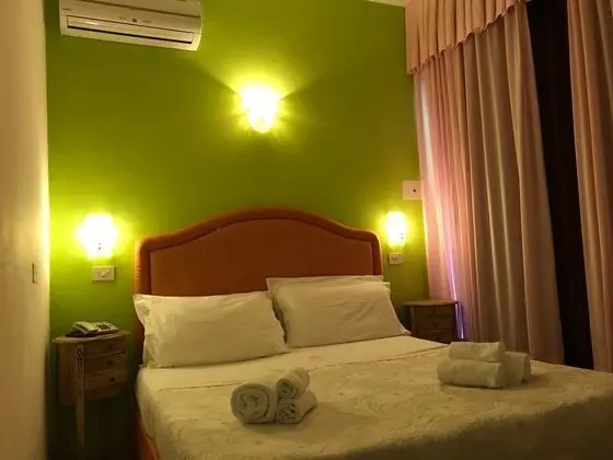 Tek Büyük veya İki Ayrı Yataklı Oda, Kısmi Deniz Manzaralı
