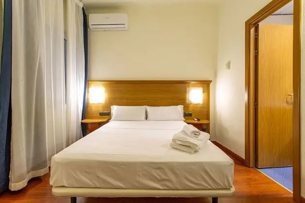 Tek Büyük veya İki Ayrı Yataklı Oda (Interior)