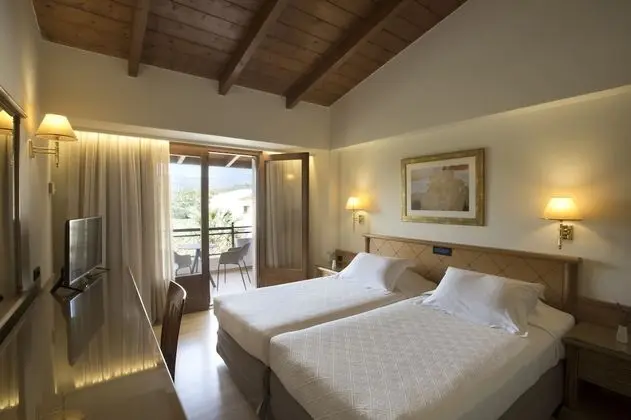 Deluxe Tek Büyük Yataklı Oda, Dağ Manzaralı (or Garden View - 2 adults & 1 child)