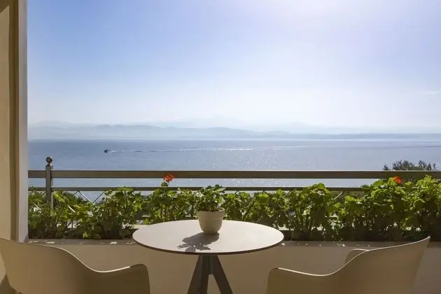 Deluxe Tek Büyük Yataklı Oda, Deniz Manzaralı (2 adults & 1 child)