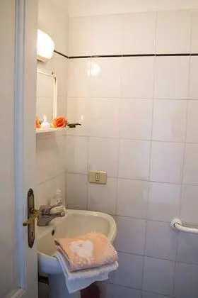 Tek Büyük veya İki Ayrı Yataklı Oda, Ortak Banyo