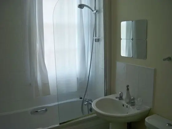 İki Ayrı Yataklı Oda, Banyolu/Duşlu