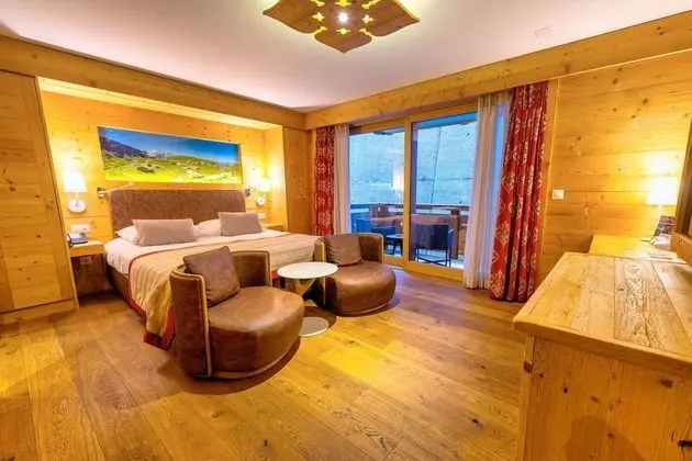 Family Oda (View on a wall)