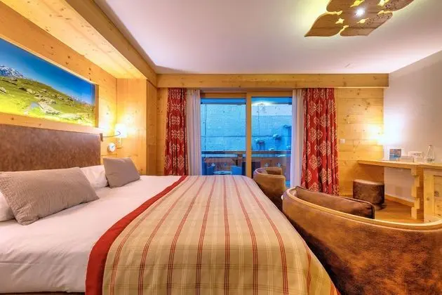 Family Oda (View on a wall)