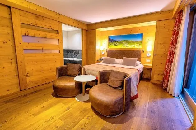 Family Oda (View on a wall)