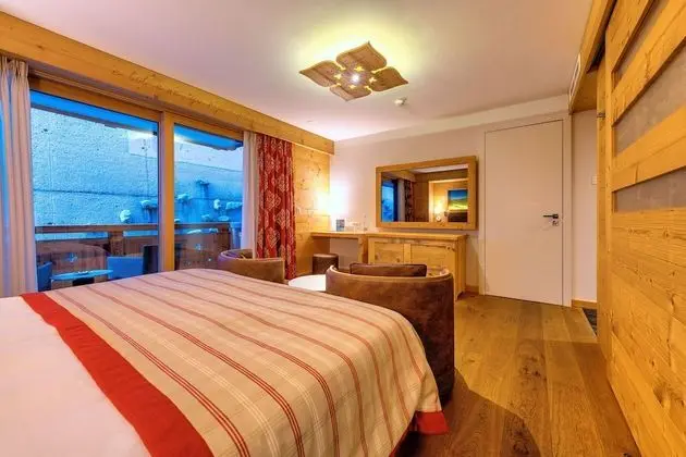 Family Oda (View on a wall)