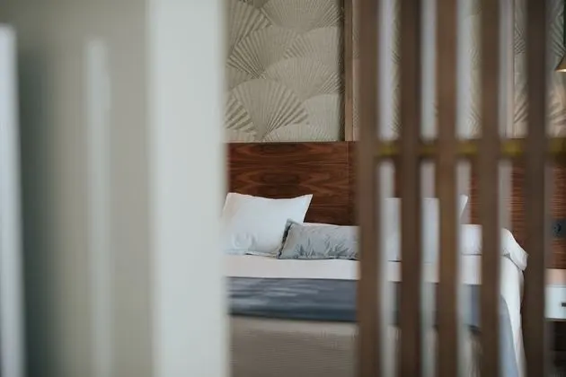 Junior Süit, 1 Büyük (Queen) Boy Yatak ve Çekyat, Deniz Manzaralı