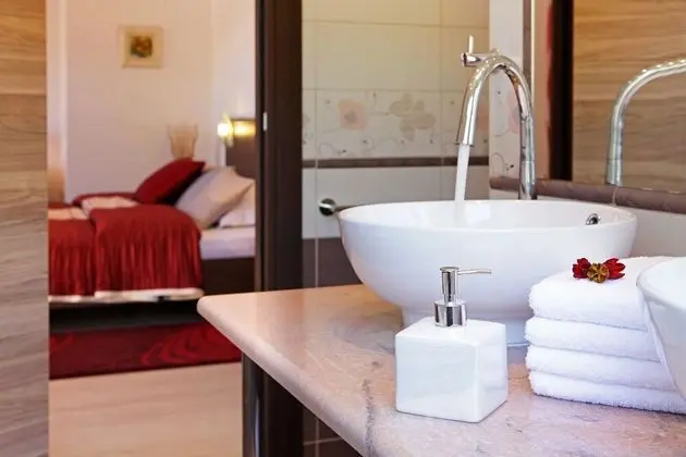 Deluxe Tek Büyük Yataklı Oda, Deniz Manzaralı, Zemin Kat