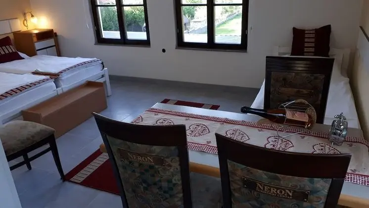 Üç Kişilik Oda