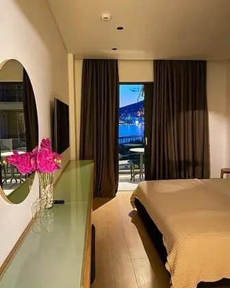 Deluxe Tek Büyük Yataklı Oda, Kısmi Deniz Manzaralı