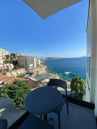 Deluxe Tek Büyük Yataklı Oda, Kısmi Deniz Manzaralı