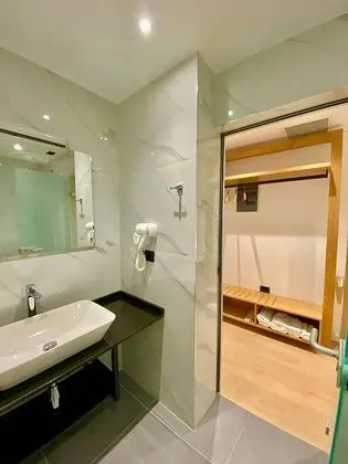 Deluxe Tek Büyük Yataklı Oda, Kısmi Deniz Manzaralı