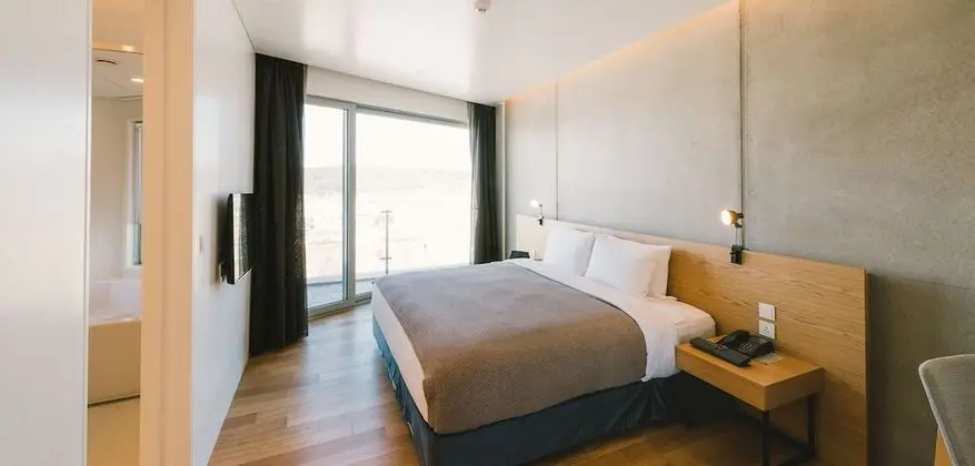 Panorama Suite - Breakfast for 2 + Pool access for 2 + Amenity