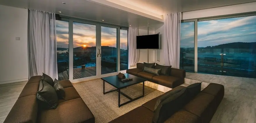Panorama Suite - Breakfast for 2 + Pool access for 2 + Amenity