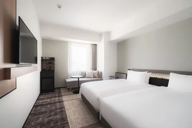 İki Ayrı Yataklı Oda, Sigara İçilmez, Köşe