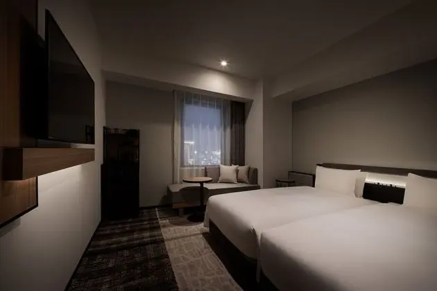 İki Ayrı Yataklı Oda, Sigara İçilmez, Köşe