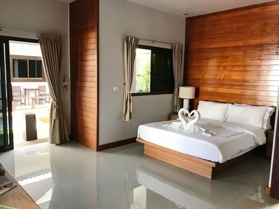 Deluxe Tek Büyük Yataklı Oda, Havuz Manzaralı