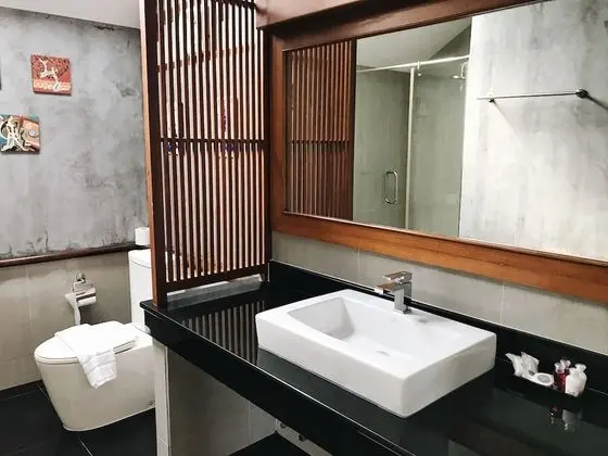 Deluxe Tek Büyük Yataklı Oda, Havuz Manzaralı