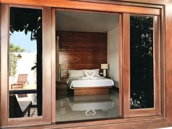 Deluxe Tek Büyük Yataklı Oda, Havuz Manzaralı