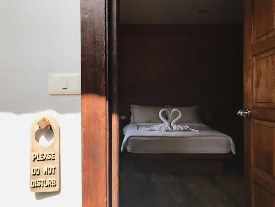 Standard Tek Büyük Yataklı Oda, Havuz Manzaralı