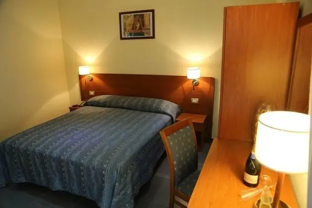 Basic Tek Büyük veya İki Ayrı Yataklı Oda