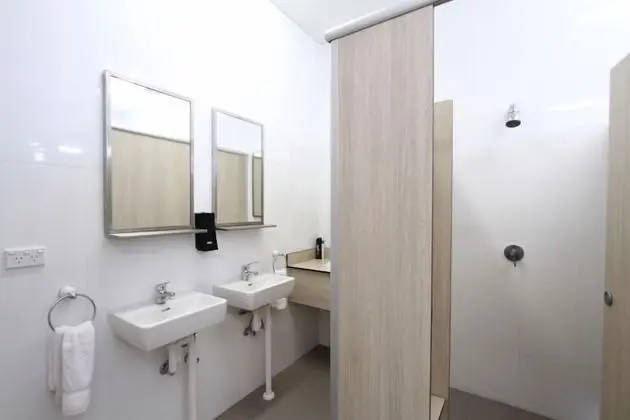 İki Ayrı Yataklı Oda, Ortak Banyo