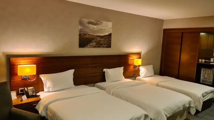 Triple, Şehir Manzaralı