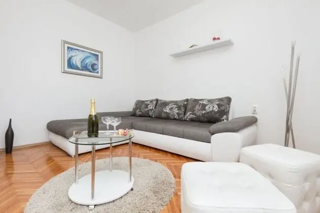 Apart Daire (Neven - comfortable & great location )