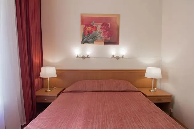 Tek Büyük Yataklı Oda (Maroon lounge)