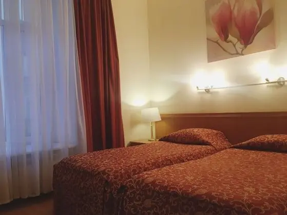 Üç Kişilik Oda (Maroon lounge 2)