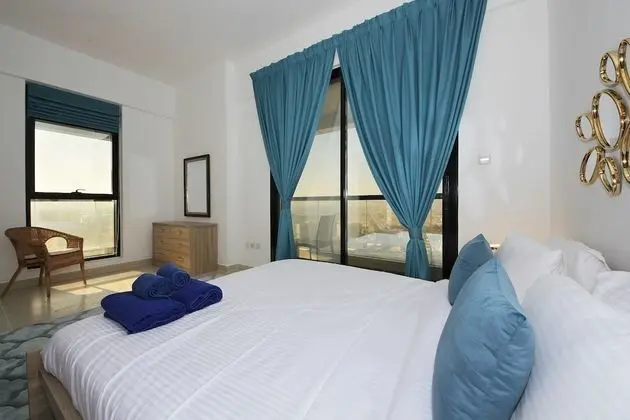 One Bedroom Apartment (1807)