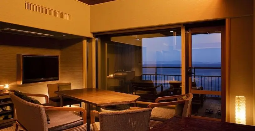 Traditional Süit, Sigara İçilmez (Open-Air Onsen)