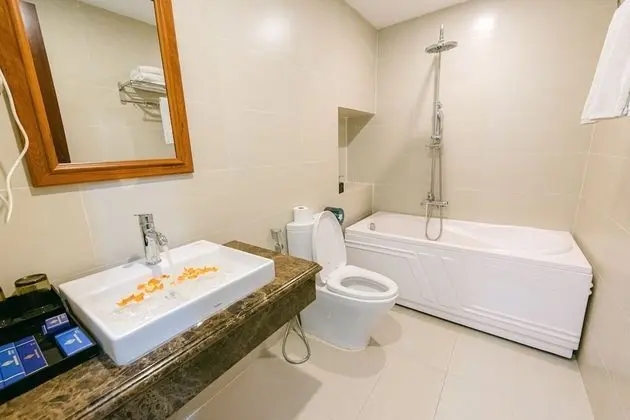 Deluxe Tek Büyük Yataklı Oda, 1 Büyük (Queen) Boy Yatak, Küvet, Şehir Manzaralı