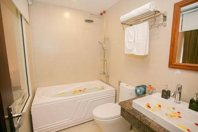 Deluxe Tek Büyük Yataklı Oda, 1 Büyük (Queen) Boy Yatak, Küvet, Şehir Manzaralı