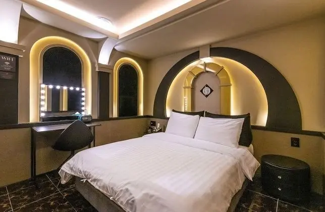 Tek Büyük Yataklı Oda (Semi)