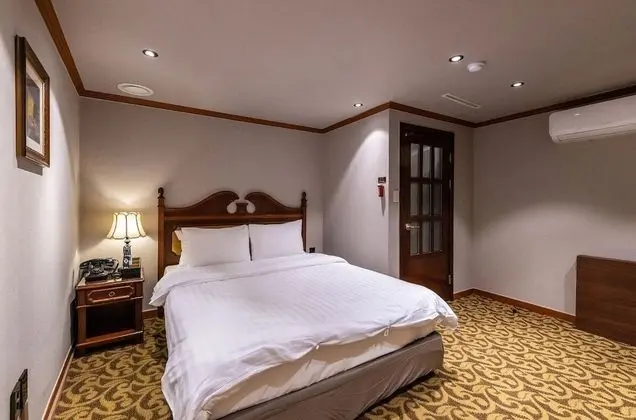 Tek Büyük Yataklı Oda (Semi)