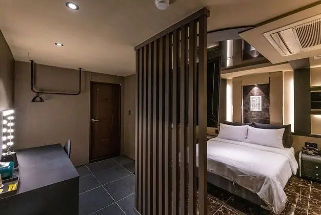 Tek Büyük Yataklı Oda (Semi)